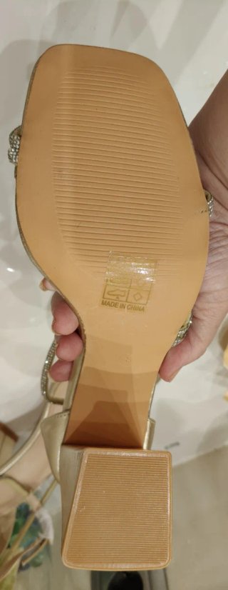 Zapatos de tacón dorados con pedrería