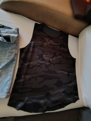 Shorts vaqueros y camiseta sin mangas camuflaje