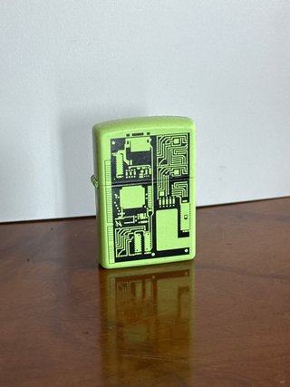 Zippo verde con diseño de circuito