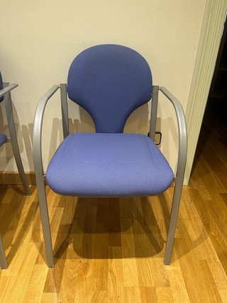 Sillas de oficina azules y plateadas