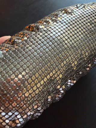 Bolso de fiesta plateado con pedrería
