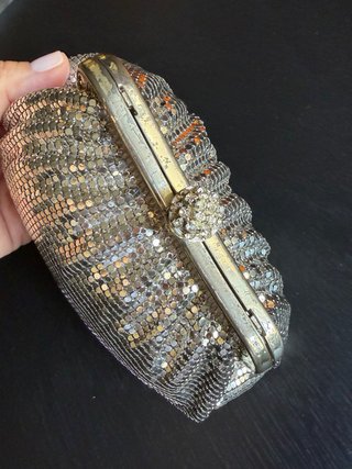 Bolso de fiesta plateado con pedrería