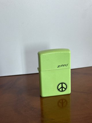 Zippo verde con símbolo de la paz