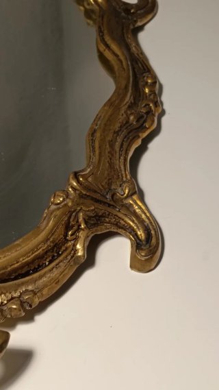 Bandeja espejo bronce antigua ornamentada.