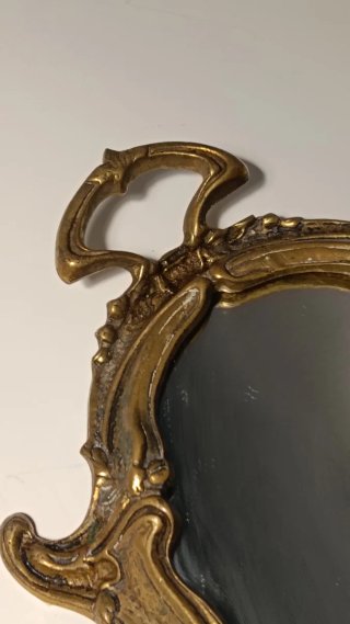 Bandeja espejo bronce antigua ornamentada.