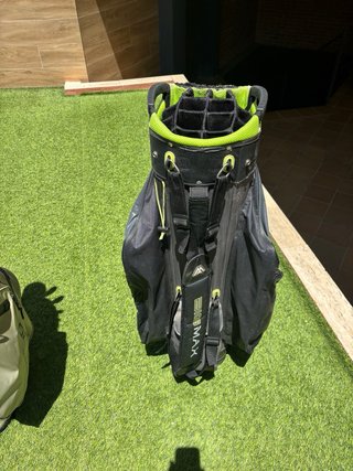 Bolsa de golf Dry Design 14.0 ORG Max en uso