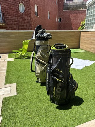 Bolsa de golf Dry Design 14.0 ORG Max en uso