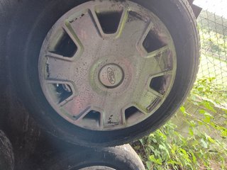 Ruedas de coche con tapacubos Ford