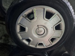 Ruedas de coche con tapacubos Ford