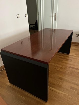 Elegante scrivania da ufficio con cassettiera