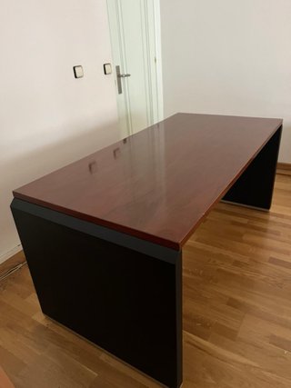 Elegante scrivania da ufficio con cassettiera