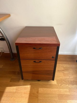 Elegante scrivania da ufficio con cassettiera