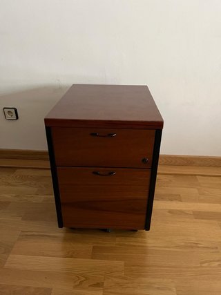Elegante scrivania da ufficio con cassettiera