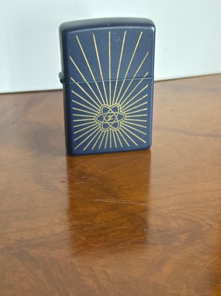 Zippo azul con diseño de átomo