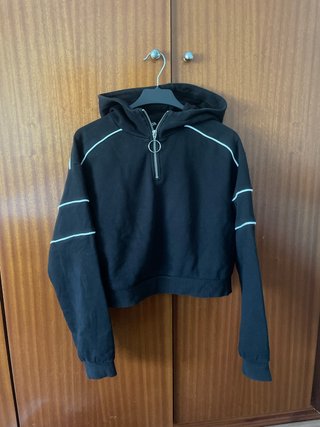 Sudadera negra con cremallera y ribetes