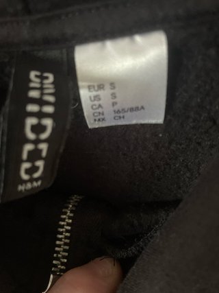 Sudadera negra con cremallera y ribetes