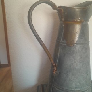 Jarra antigua de metal
