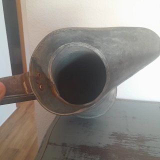 Jarra antigua de metal