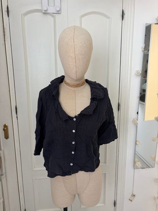 Blusa negra con volantes