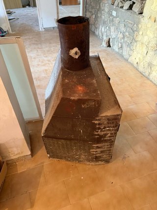 Chimenea de leña rústica, hierro fundido