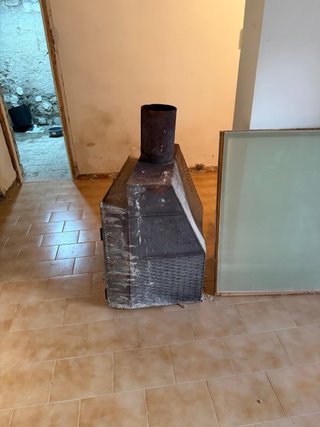 Chimenea de leña rústica, hierro fundido