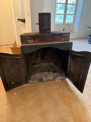 Chimenea de leña rústica, hierro fundido