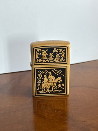 Zippo Dorado con Diseño