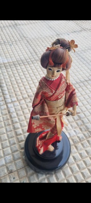 Bambola Giapponese Kimono Rosso con carillon