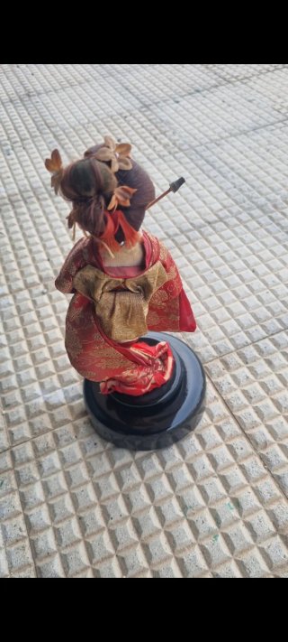 Bambola Giapponese Kimono Rosso con carillon
