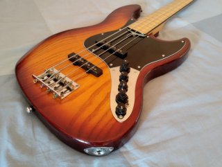 Bajo fretless Marcus Miller V7