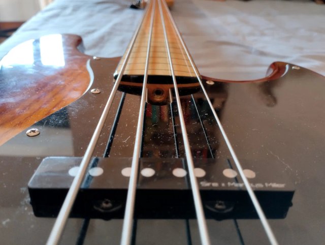 Bajo fretless Marcus Miller V7
