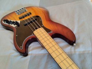 Bajo fretless Marcus Miller V7