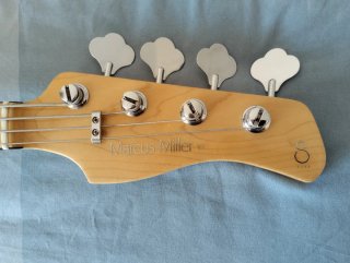 Bajo fretless Marcus Miller V7