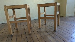 2 Taburetes de madera con asiento plano
