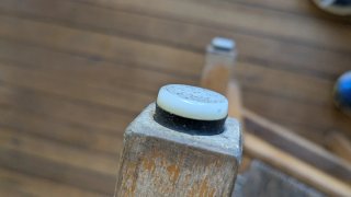 2 Taburetes de madera con asiento plano