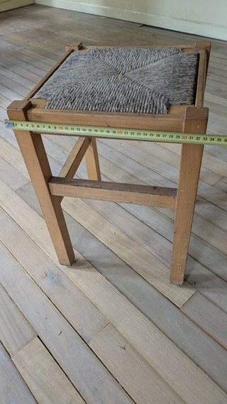 2 Taburetes de madera con asiento plano