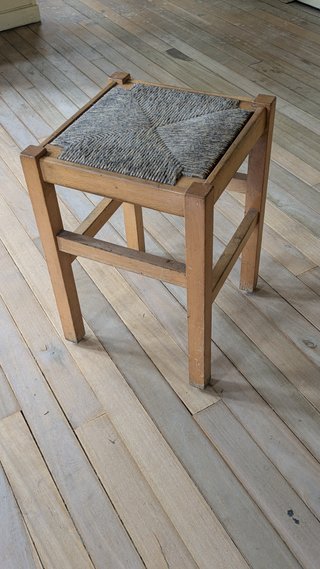 2 Taburetes de madera con asiento plano