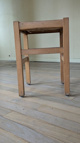 2 Taburetes de madera con asiento plano