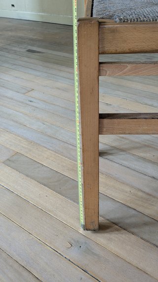 2 Taburetes de madera con asiento plano