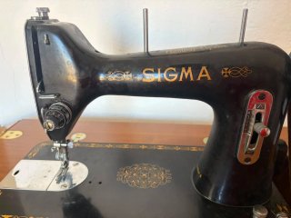 Máquina de coser Sigma antigua