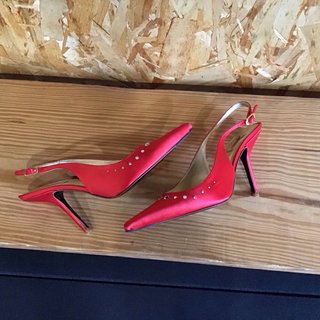 Zapatos de fiesta rojos con pedrería