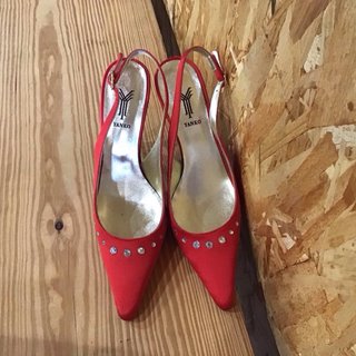 Zapatos de fiesta rojos con pedrería
