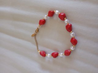 Pulsera Coral Rojo Coral y Perlas Doradas