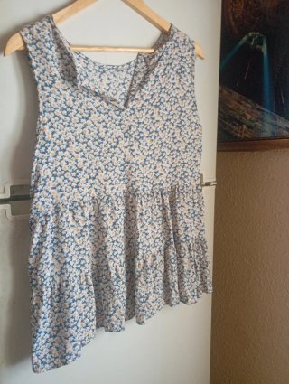 Blusa floral sin mangas