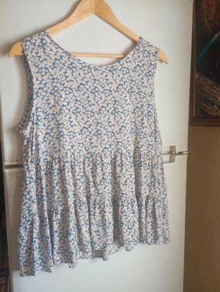 Blusa floral sin mangas