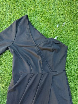 Vestido negro Shein escote asimétrico