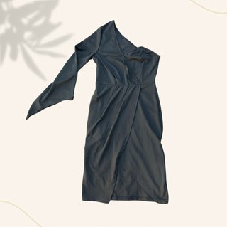 Vestido negro Shein escote asimétrico