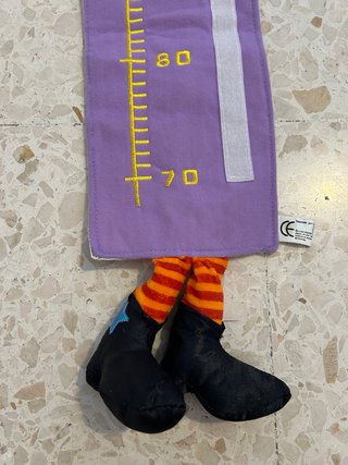 Muñeca medidor de peluche con sombrero de bruja