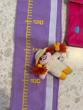 Muñeca medidor de peluche con sombrero de bruja