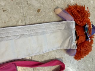 Muñeca medidor de peluche con sombrero de bruja